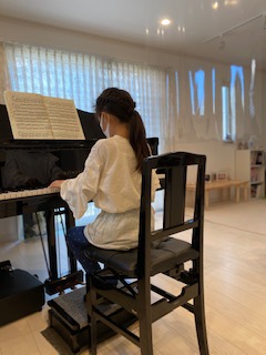image94.jpeg alt="Misuzu Music House生徒さん。ブルクミュラー25の練習曲に取り組んでいます"